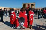 Pokłońmy się Kemalowi:  przed Mauzoleum w rocznicę  jego śmierci nadal gromadzą się  entuzjaści nowoczesnej Turcji