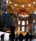 Hagia Sophia przez 916 lat służyła chrześcijanom, kolejne 481 lat muzułmanom, a od 1935 r. jest muzeum