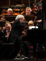 Krystian Zimerman  w Koncercie Lutosławskiego.  Do jego interpretacji będą odwoływać się inni wykonawcy oraz muzykolodzy, tak wiele wartości odkrył w, skądinąd znanym, utworze. Warto było na ten występ znakomitego pianisty czekać 14 lat.