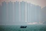  Połów u stóp wysokościowców u brzegu jednej z wysp składających się na Hongkong. Na upartego – oto uroki gęsto zaludnionych miast-państw! – możliwy jest nawet spinning z balkonu. FOT. ANTHONY WALLACE