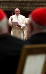 Papież Franciszek przemawia do pracowników Kurii Rzymskiej w Sali Klementyńskiej