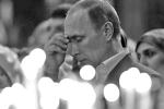 Cerkiew rosyjska krytykuje importowaną  z Zachodu kulturę polityczną.  Na zdjęciu: Władimir Putin podczas nabożeństwa  w soborze Chrystusa Zbawiciela  w Moskwie, 7 stycznia 2014 r. 