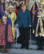 Kłopoty zdrowotne nie przeszkodziły wczoraj kanclerz Merkel w tradycyjnym spotkaniu  z kolędnikami – dziećmi odtwarzającymi przybycie Trzech Króli 