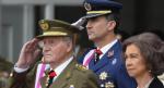 Książę Felipe jest wśród poddanych o wiele bardziej popularny niż król Juan Carlos. Na zdjęciu rodzina królewska w czasie poniedziałkowej defilady w Madrycie