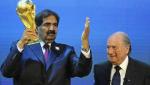 Szejk Hamad bin Khalifa Al-Thani (z lewej) i prezydent FIFA Joseph Blatter. Przed chwilą Katar dostał mundial 