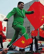 Zielony garnitur, który Chińczyk Chen Guangbiao nosi  przy okazji swoich nietypowych działań, nawiązuje  do proekologicznego charakteru działalności jego firmy 