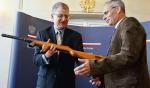 Sprowadzony z Węgier pistolet maszynowy Mors trafił do Muzeum Wojsk Lądowych w Bydgoszczy. Wiceminister Bogusław Winid (z lewej) 27 czerwca 2013 przekazał go dyrektorowi placówki Mirosławowi Gietkowskiemu 