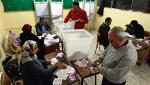Podliczanie głosów referendum konstytucyjnego  w jednym  z lokali wyborczych  w kairskiej dzielnicy Heliopolis 