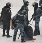 Berkut coraz brutalnej broni dostępu do dzielnicy rządowej, siłom specjalnym rozdano ostrą amunicję 