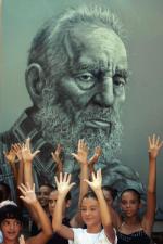 Kubańska młodzież spontanicznie i radośnie obchodzi urodziny  Fidela Castro