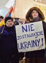 Środowa demonstracja solidarności z Ukrainą  na placu Zamkowym w Warszawie  