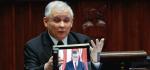 Jarosław Kaczyński pokazuje na tablecie przemówienie Piotra Glińskiego, kandydata partii na premiera rządu technicznego, któremu w marcu ub. roku zabroniono wystąpienia w Sejmie 