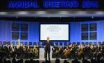 Założyciel i szef Światowego Forum Ekonomiczne- go w Davos, Klaus Schwab, podczas ceremonii powitania gości tegorocznej imprezy