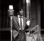 Frank Sinatra w nieodłącznym kapeluszu. Takie same noszą bohaterowie serial „Mad Men”