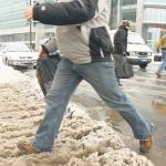 Chodnik ze śniegu powinien uprzątność właściciel posesji i to on odpowiada za szkody