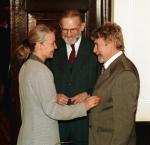 Nikt nie jest prorokiem we własnym kraju. Ryszard Kukliński  (z prawej) z Jadwigą Staniszkis  i Bronisławem Geremkiem   podczas wizyty  w Polsce  w 1998 roku