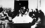 Zjazd rodzinny w 1899 r. Przy stole trzecia od lewej Maria Dulębianka,  w drzwiach – Maria Konopnicka. Myślisz, że to nudna scenka z życia ziemian – a to prowokacyjne ikony ruchu gender. 