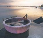 Okrągła łódź używana przez wieśniaków  w Wietnamie