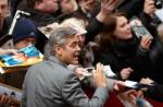 George Clooney rozdaje w Berlinie autografy po projekcji swego filmu „Obrońcy skarbów” 