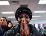 11 milionów imigrantów  czeka na zalegalizowanie pobytu  w Stanach Zjednoczonych. Pochodząca  z Dominikany 76-letnia Santa Hernandez de la Cruz doczekała się obywatelstwa. Po złożeniu przysięgi  na wierność Ameryce  w połowie stycznia nie mogła się powstrzymać od łez. 