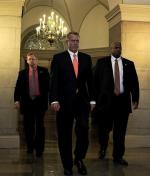 Przewodniczący Izby Reprezentantów John Boehner (pośrodku) po raz pierwszy zgodził się  na podniesienie limitu długu bez stawiania Barackowi Obamie jakichkolwiek warunków