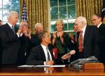 Rok 2009, prezydent USA Barack Obama i Frank Kameny, który w 1971 roku  wypowiedział wojnę psychiatrom 