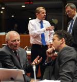 Główny rozgrywający w eurogrupie, niemiecki minister finansów Wolfgang Schäuble  (z lewej),  i jej szef, minister finansów Holandii Jeroen Dijsselbloem, na spotkaniu  w Brukseli  w grudniu 