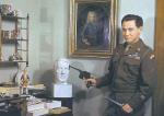 Rok 1945. Żołnierz amerykański w Fischhorn. Na ścianie „Portret młodego mężczyzny”  K. Lubienieckiego ze zbiorów Muzeum Narodowego. Obraz znajduje się w bazie dzieł utraconych
