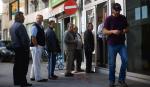 Kryzys gospodarczy na Cyprze skłania do rozmów zjednoczeniowych. W zeszłym roku zbankrutował jeden z głównych banków na południu – Laiki. Na zdjęciu wykonanym niedługo przed ogłoszeniem bankructwa: kolejka do oddziału w Nikozji  