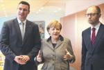 Angela Merkel przyjęła liderów ukraińskiej opozycji Witalija Kliczkę (z lewej) i Arsenija Jaceniuka. 