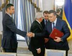 Prezydent Wiktor Janukowycz, choć z mniejszymi uprawnieniami, pozostanie na razie głową państwa. Jak długo – nie wiadomo. Na zdjęciu z Witalijem Kliczką tuż po podpisaniu piątkowego porozumienia z opozycją. 
