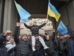 Tysiące krymskich Tatarów zgromadziły się przed parlamentem regionu, aby nie dopuścić do oderwania półwyspu od Ukrainy