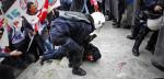 Ankara. Policjant aresztuje demonstranta w czasie środowych zamieszek przed budynkiem parlamentu