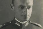 Płk Witold Pilecki, żołnierz AK, dobrowolny więzień KL Auschwitz, powstaniec warszawski. Aresztowany przez UB w maju 1947 r., skazany na karę śmierci. Rozstrzelany w maju 1948 r. Pochowany na Łączce lub na Służewiu