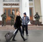 Niezidenty fikowany patrol przed  budynkiem lotniska w Symferopolu