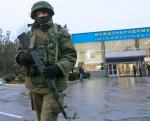 W piątek nad ranem grupa uzbrojonych Rosjan zajęła m.in. lotnisko w Symferopolu