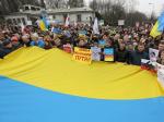 Obrońcy Ukrainy przed ambasadą Rosji w Warszawie