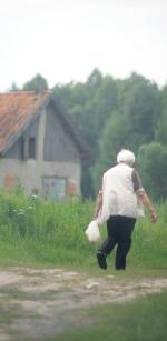 Agnes Trawny – z tzw. późnych przesiedleńców wyjeżdżających w okresie PRL na stałe  do Niemiec – odzyskała dom i gospodarstwo ojca w Nartach (woj. warmińsko-mazurskie),  w którym przez lata mieszkały rodziny Moskalików i Głowackich