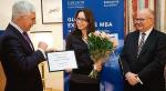 Anita Uchańska, laureatka konkursu, z prof. Bodo Schlegelmilchem (z lewej) i dr. Thomasem Buchsbaumem 