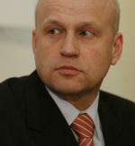 Ołeh Rybaczuk  był w 2005 r. wicepremierem do spraw europejskich  w rządzie Julii Tymoszenko  a następnie szefem administracji prezydenta Wiktora Juszczenki 