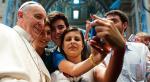 Zgodę papieża Franciszka  na selfie  z młodzieżą odebrano jako element otwierania się Kościoła