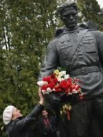 Brązowy żołnierz – talliński pomnik (zdjęcie z 2007 roku), od którego rozpoczął się rosyjski cyberatak na Estonię. 