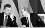 Władimir Putin (z prawej) usiłował wymusić na Wiktorze Janukowyczu zgodę na włączenie Ukrainy w jakiegoś rodzaju związek międzypaństowy z Rosją