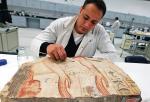 Dłonie sprzed 3 tysięcy lat uniesione w modlitewnym geście doczyszczane są bawełnianym wacikiem niczym w salonie oferującym manicure. Turyści zobaczą je za rok, gdy otwarte zostaną podwoje nowego Wielkiego Muzeum Egipskiego w Gizie.