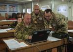 Ćwiczący przed misją afgańską żołnierze mają na komputerach podgląd pola walki