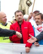 Szef „S” Piotr Duda (w środku) coraz częściej zastępuje protesty uliczne (jak ten w stolicy  we wrześniu 2013 r.) kampaniami z wykorzystaniem mediów