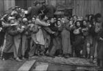 Henri Cartier-Bresson, Chińczycy szturmują banki, gdy władzę ma objąć Mao, Szanghaj, 1948