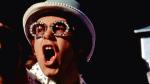 Elton John zasłynął również dzięki ekstrawaganckim kostiumom  i rekwizytom, zwłaszcza okularom 