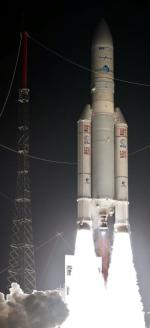 Pierwsze sekundy po starcie. Ważąca 770 ton rakieta Ariane 5 unosi się na słupie ognia