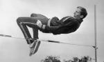 Dick Fosbury - najsłynniejszy sportowy wynalazca trenuje podczas igrzysk w Meksyku (1968). Potem zdobył złoty medal